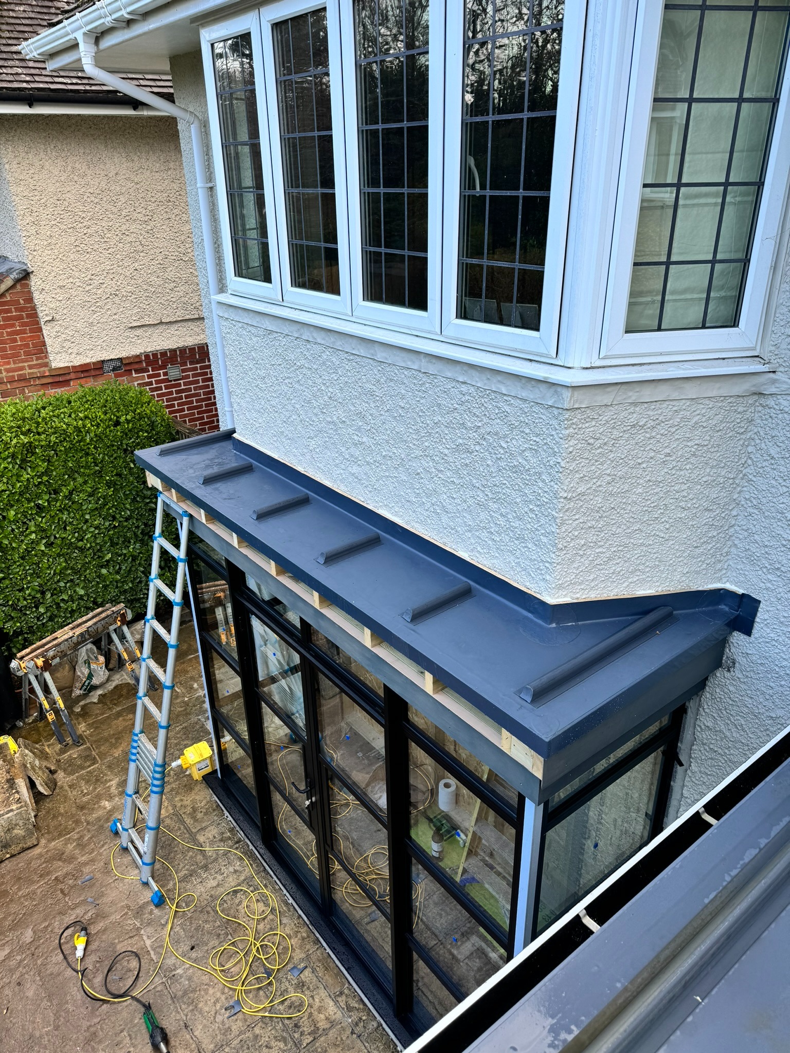 Alwitra mopstick profiles creating a sheet-metal effect on a domestic extension